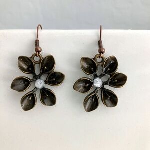 NWOT Antiqued brass bronze tone and white crystal flower earrings